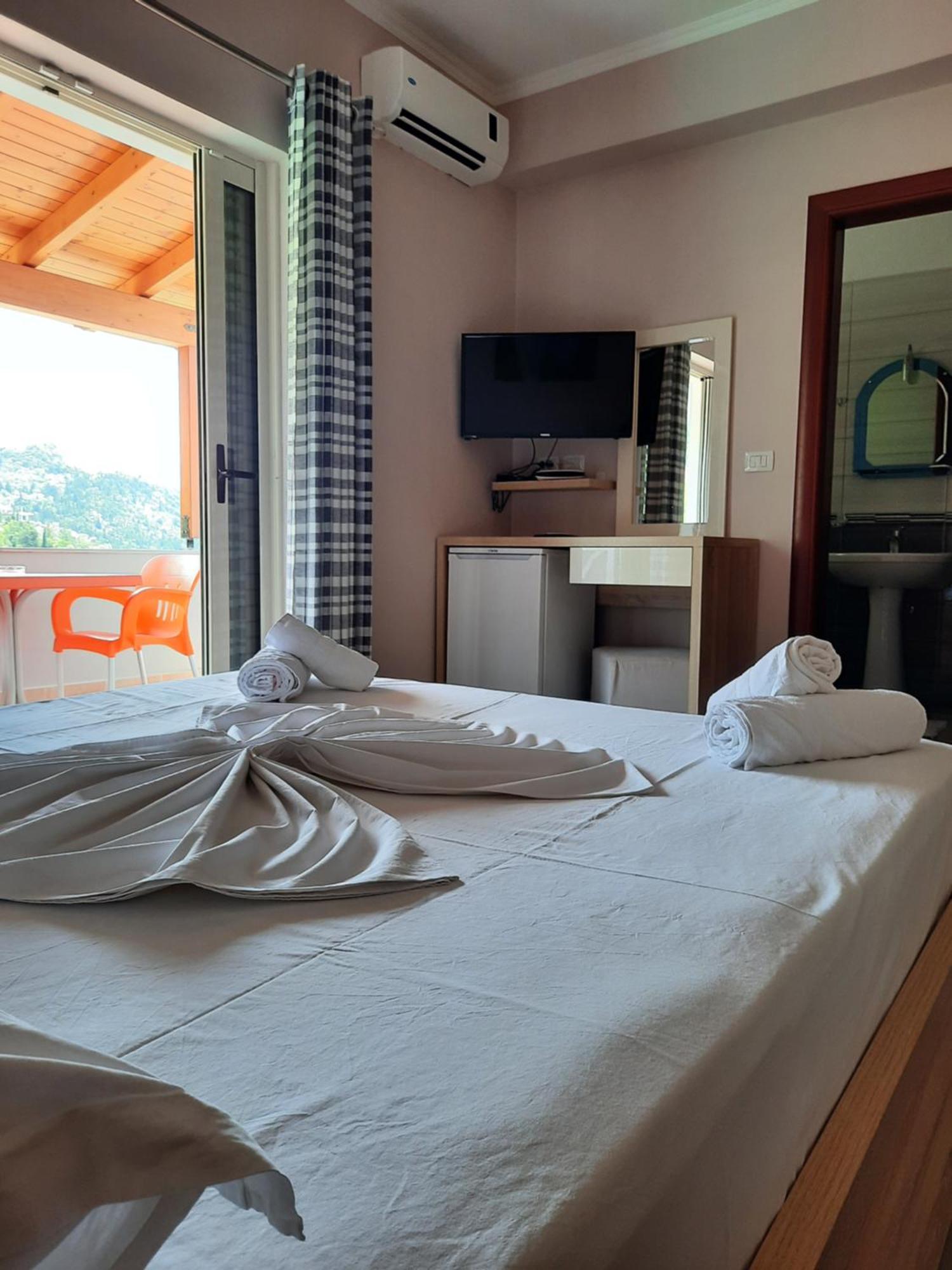 Augustus Hotel Dhërmi Habitación foto